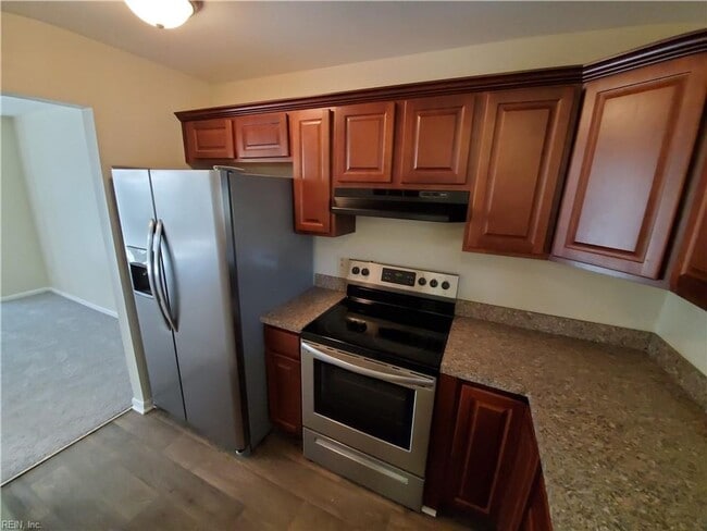 Building Photo - Three story townhouse in centrally located...