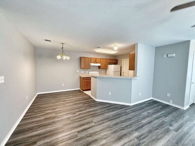 Building Photo - Spacious 3 Bedroom, 2 Bath Duplex with 1-C...