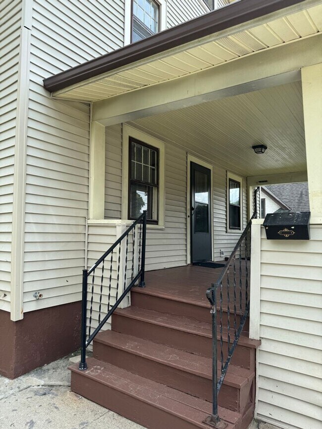 Building Photo - 845 E University Ave