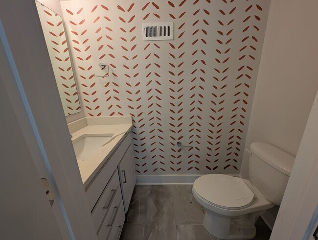 Building Photo - End-unit townhome in Bryant Park Terrace! 2-beds, 2-full baths, and 2-half baths.