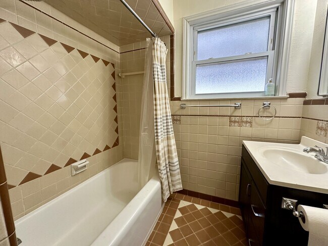 Building Photo - 914 W 21st St