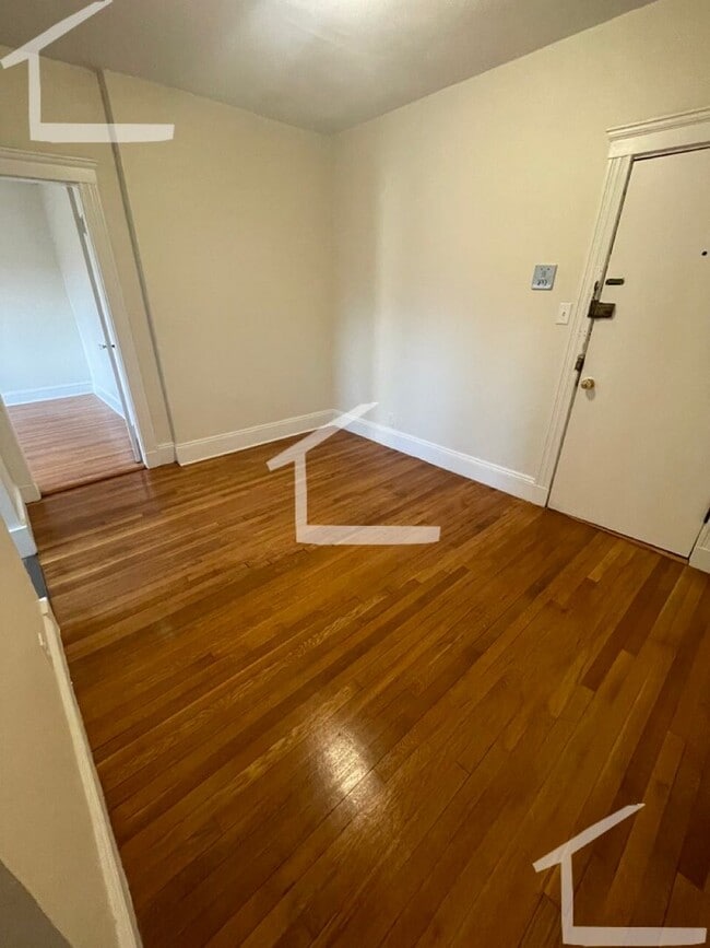 Building Photo - 9/1- No Fee! Large studio/small 1BR on Green Line in Brighton