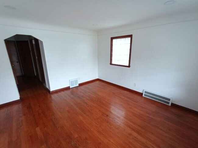 Building Photo - 3 bedroom 1.5 bath brick bungalow - AVAILA...
