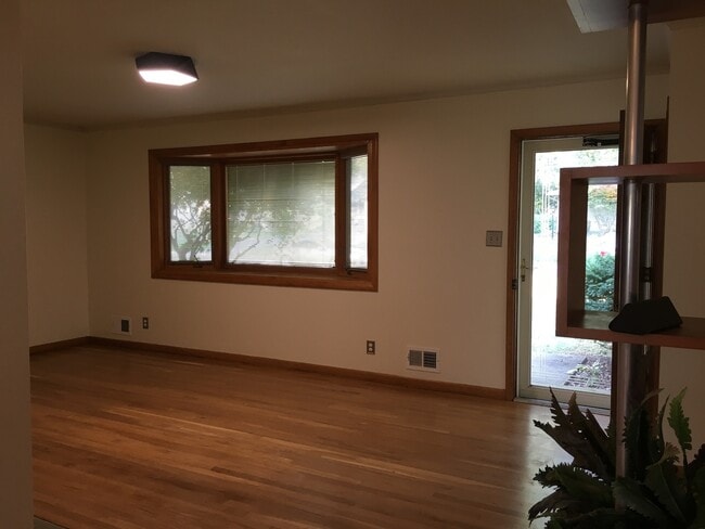 Building Photo - Worthington Schools.  Blocks from downtown.