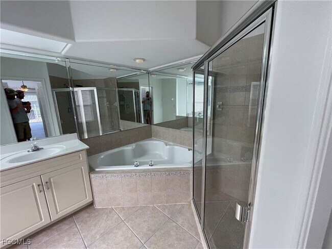 Building Photo - 609 SW 43rd Ln