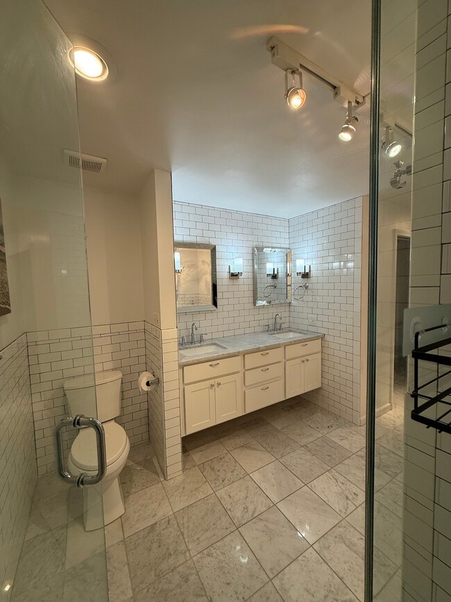 Building Photo - 4444 Lindell Blvd