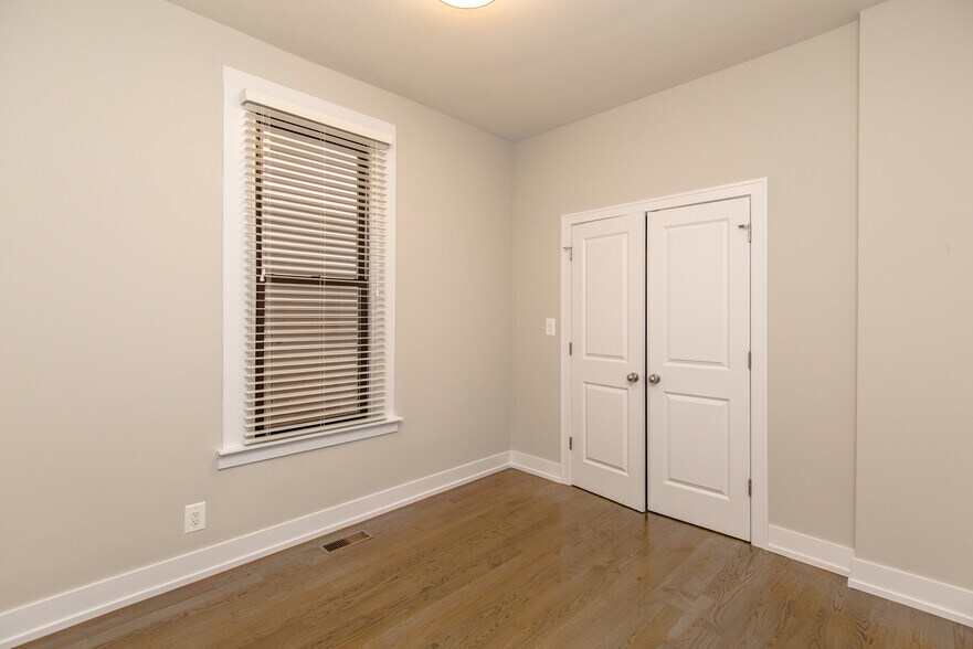 Building Photo - 3250 N Lakewood Ave