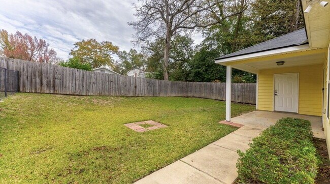 Building Photo - 3BR/2BA — Fenced Yard, Gated Parking, Lawn & Pest Included | Available 7/27