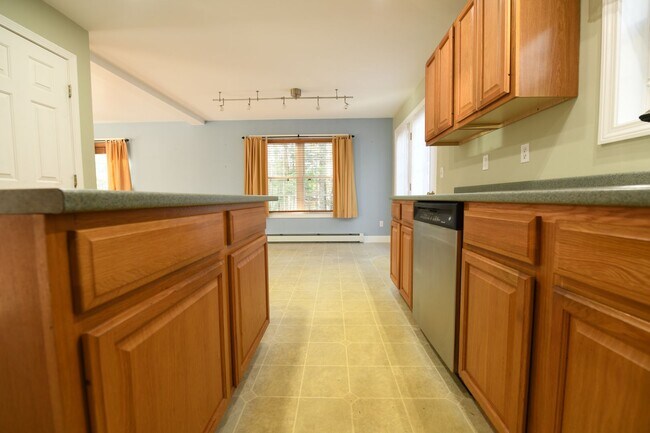 Building Photo - 15 Sabatus Rd