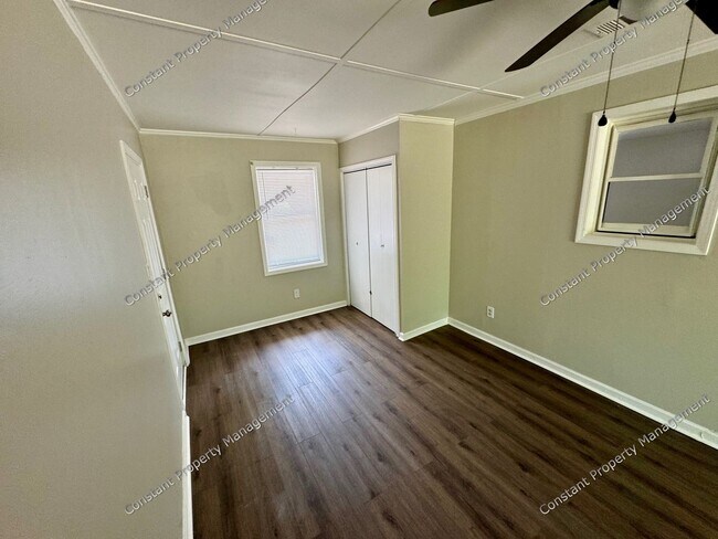 Building Photo - Elegant Elkin!