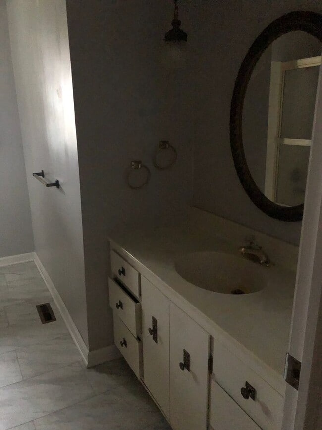 Building Photo - 3 Bedroom/1 Bath - Near Hoosier Park Racing and Casino