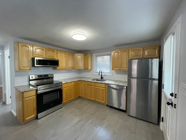 Building Photo - 34 Monroe St