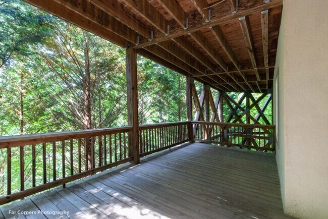 Building Photo - 370 Country Club Dr