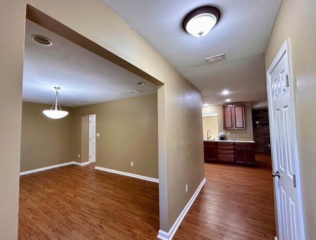 Building Photo - 11925 Longwood Dr