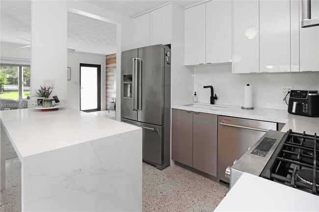 Building Photo - 930 N 11th Ct