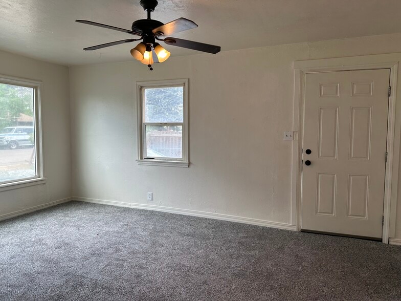 Building Photo - 975 Jones Dr