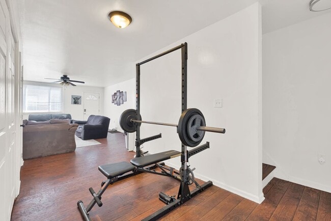 Building Photo - 3 Bed, 1.5 Bath House in South Side Flats