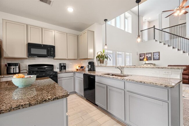 Building Photo - 5872 Strawflower Ln