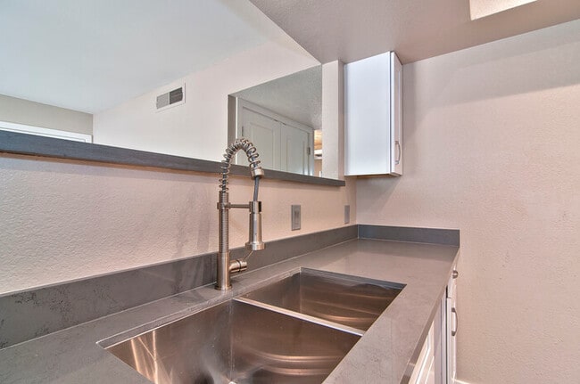 Building Photo - 616 S Hardy Dr