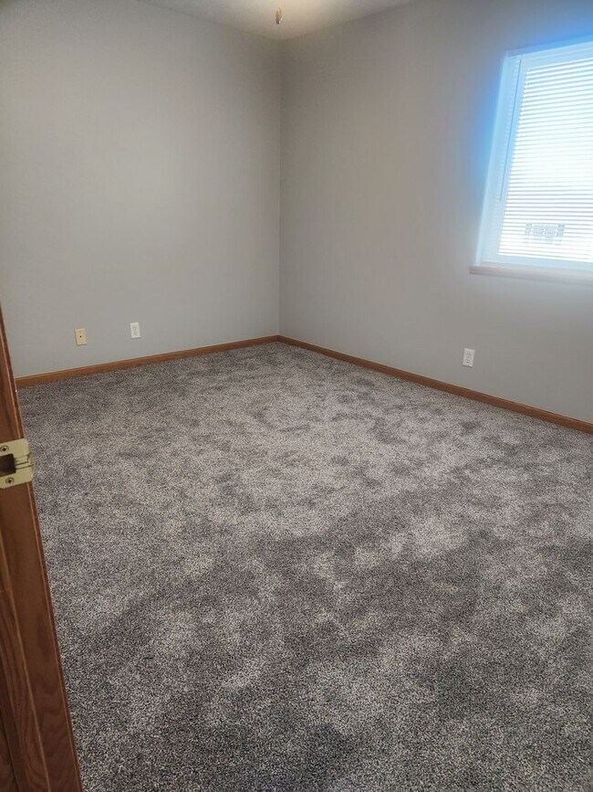 Building Photo - South Lincoln Townhouse with 4 bedrooms, 2 1/2 baths, and 2 stall garage.