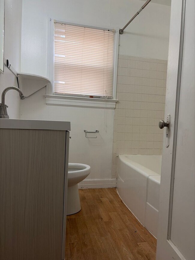 Building Photo - Cozy 2 Bedroom Home