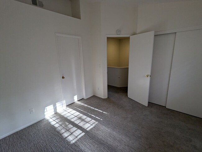 Building Photo - 2Bed 2.5 Bathroom Two Story Townhome at th...