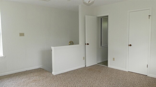 Building Photo - 15606 Santa Fe Dr