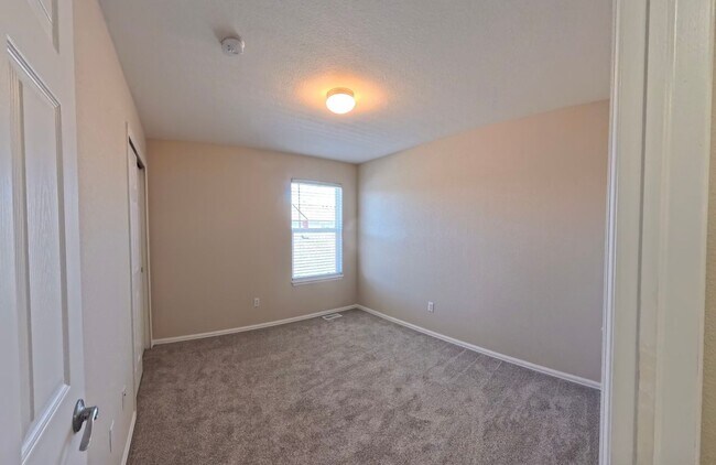 Building Photo - 3408 Kingfisher Nest Grove
