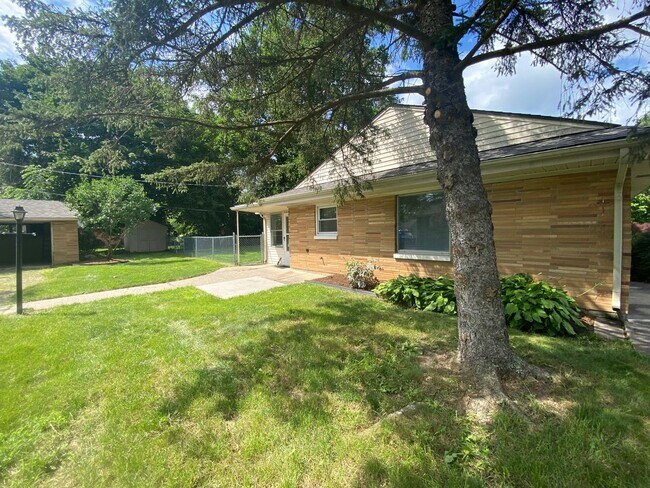 Building Photo - Brick Ranch in Forest Hills