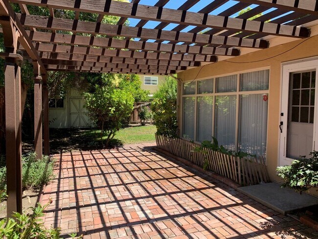 Building Photo - Spacious 4 Bedroom 2 Bath Santa Clara Home...