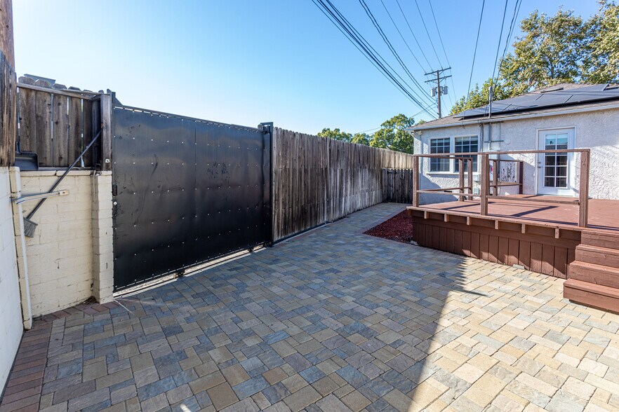 Building Photo - 1112 N Myers St