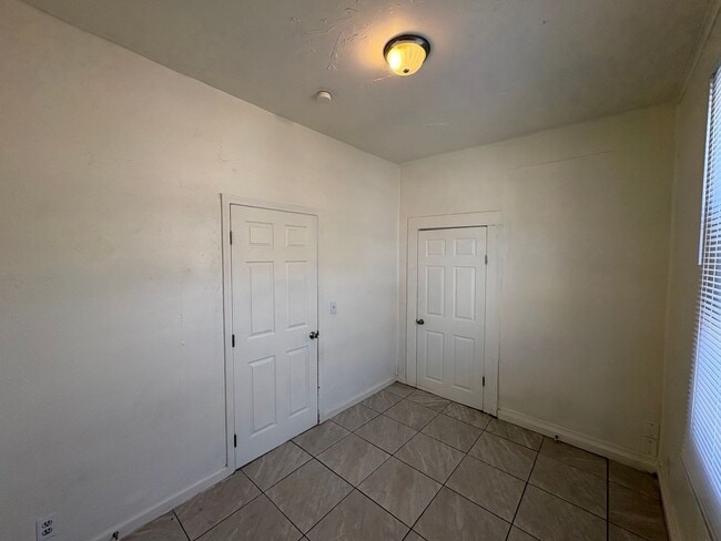 Building Photo - 4093