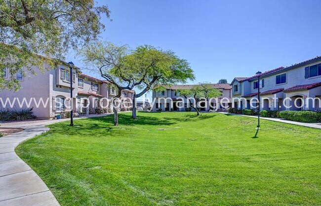 Building Photo - 1961 N Hartford St