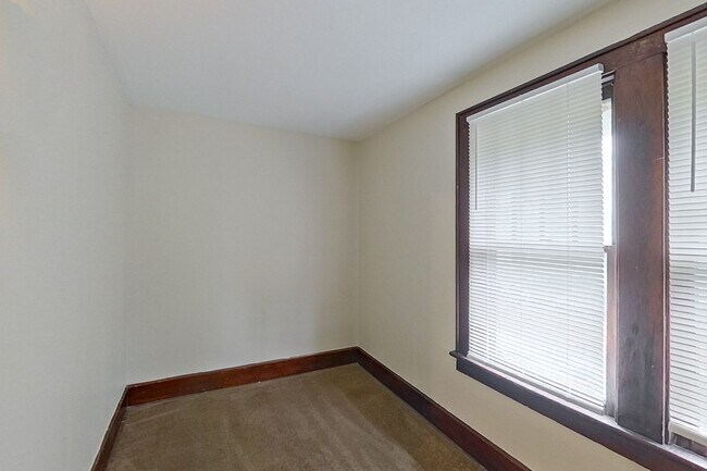 Building Photo - 461-463 Reinhard Ave