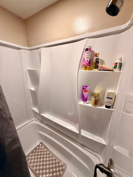 Shower with ample shelf’s - 11 Devon Club Ln