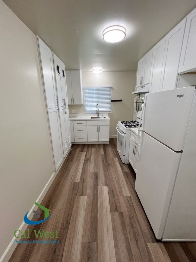 Building Photo - $2,495 - UPDATED 2 bedrooms/1 bathroom Upstairs Unit near Rose Garden!