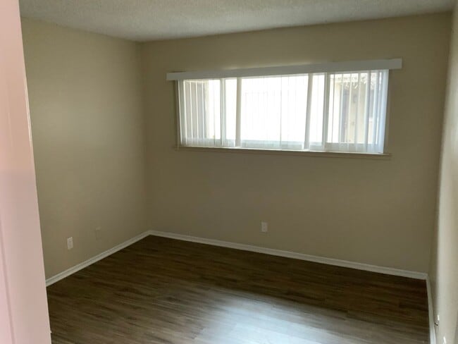 Building Photo - Quaint condo near Marina