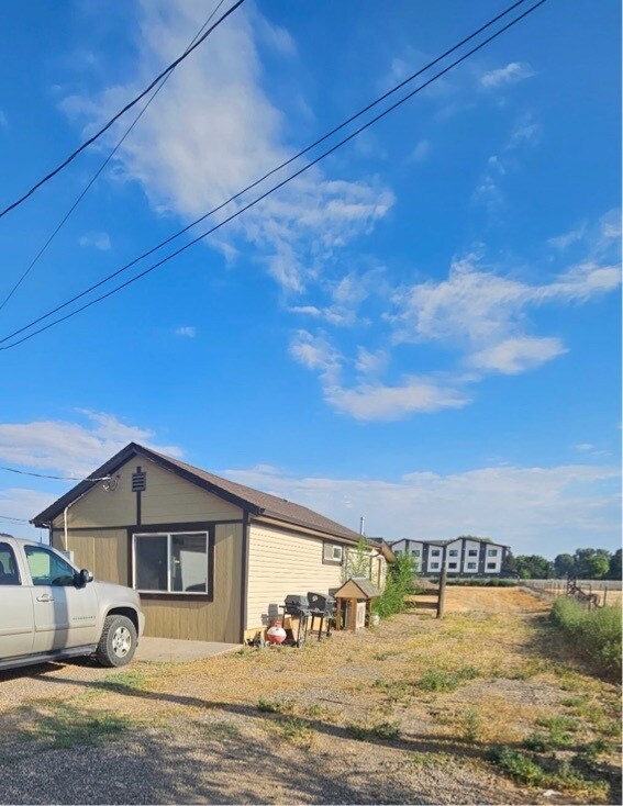 Building Photo - 560 SW Paiute St