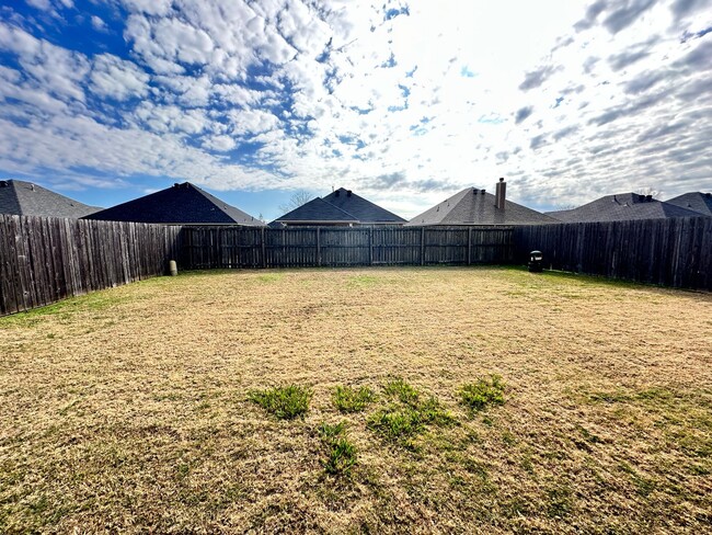 Building Photo - Community pool.. Close to Barksdale Air Fo...