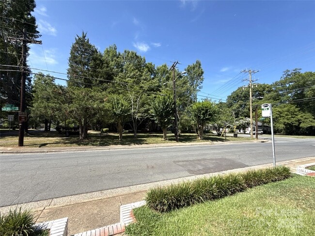 Building Photo - 200 Skyland Ave