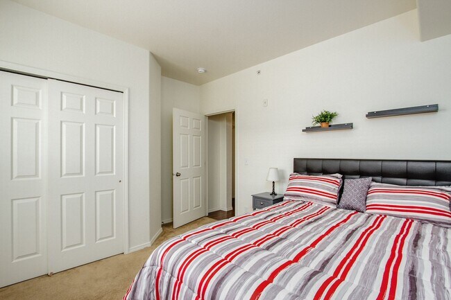 Building Photo - Stylish & Convenient Furnished Condo for Rent
