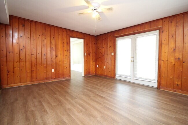 Building Photo - 3BR Home Near Belvedere Park with Bonus Flex Space, Garage & Convenient Access to Shopping, Schoo...