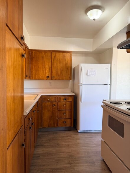 Building Photo - 539 W Crest Dr