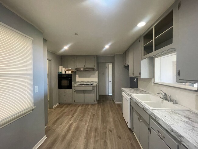 Building Photo - Quartz Hill 3 Bedroom 2 Bathroom