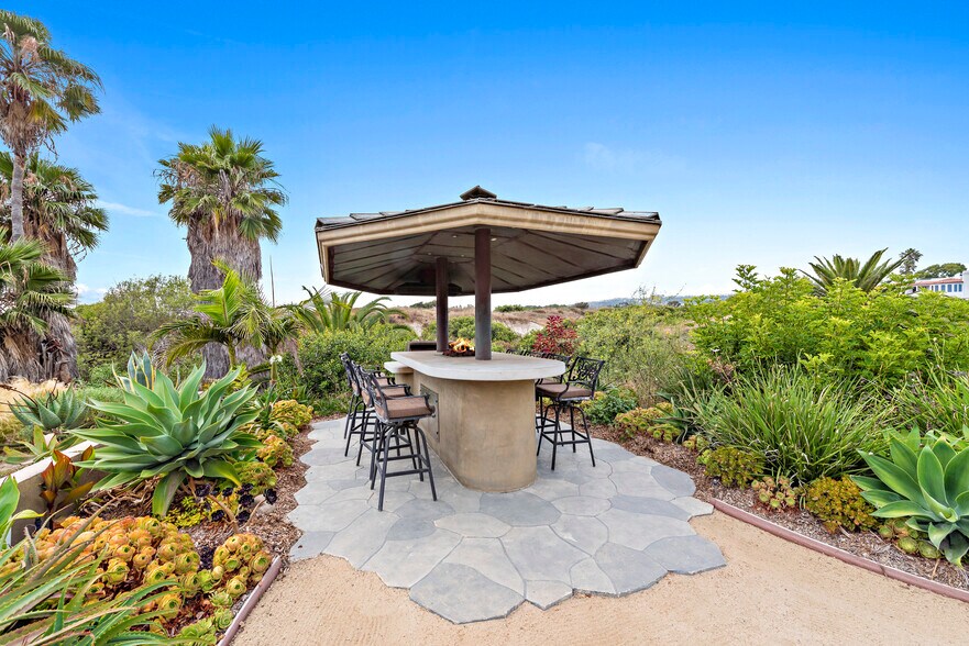 Building Photo - 3811 Vista Blanca