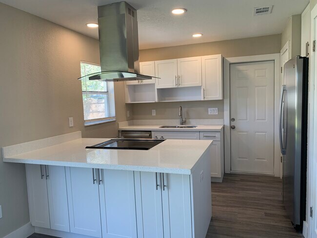 Building Photo - 5618 S 12th Ave