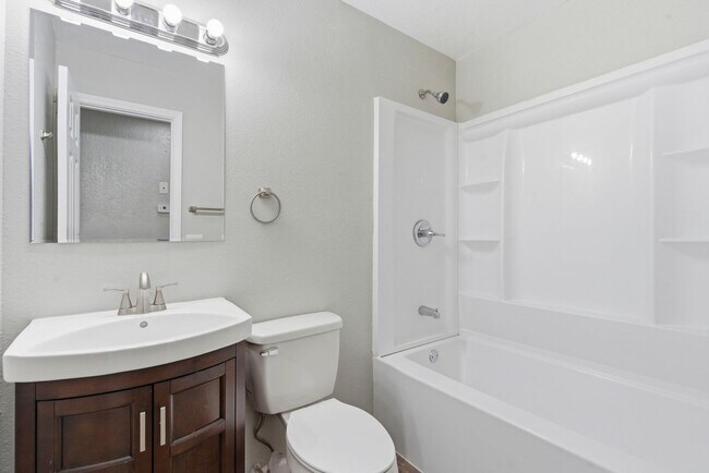 Building Photo - Newly Remodeled | 4 Bedroom | 3 Bathroom | 2 Ensuite's | Nixa, MO School District!