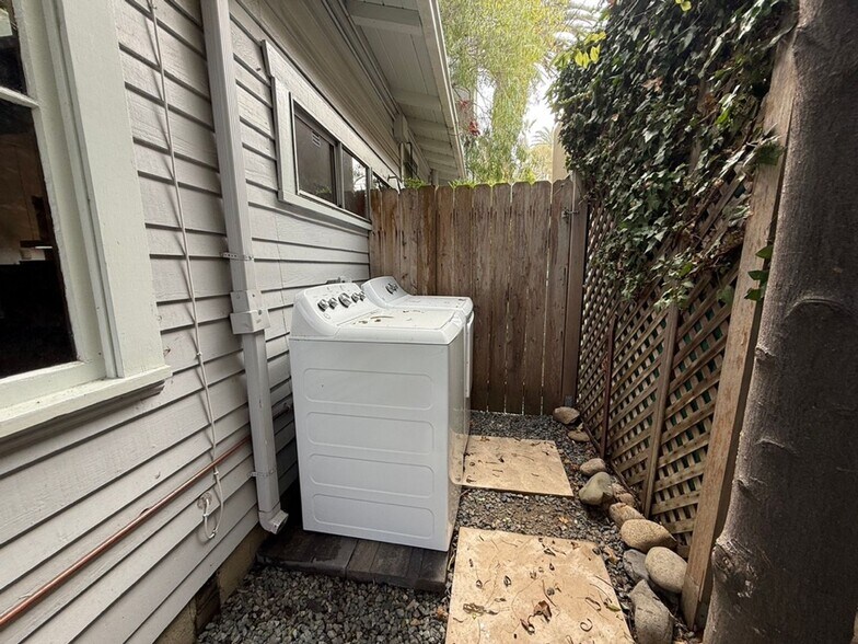 Building Photo - Private Venice Bungalow Near Abbot Kinney | 1BR + Office, 2 Baths, Garden Patio
