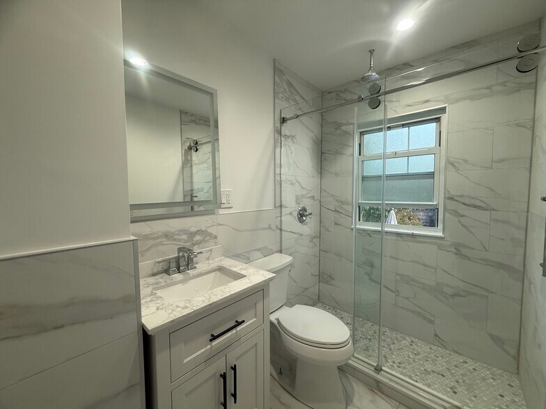 Building Photo - 260 Gainsborg Ave E