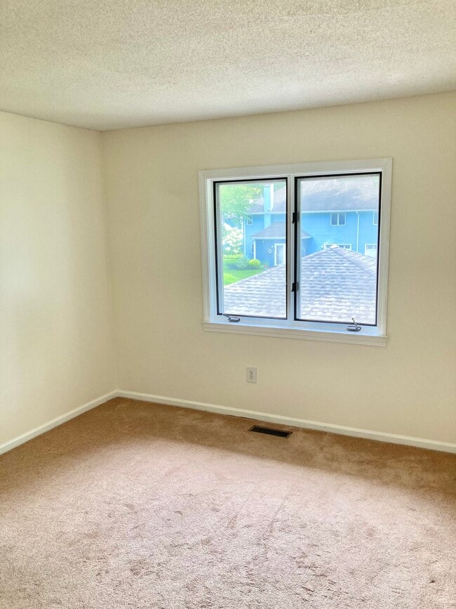 Building Photo - 156 E Grayling Ln